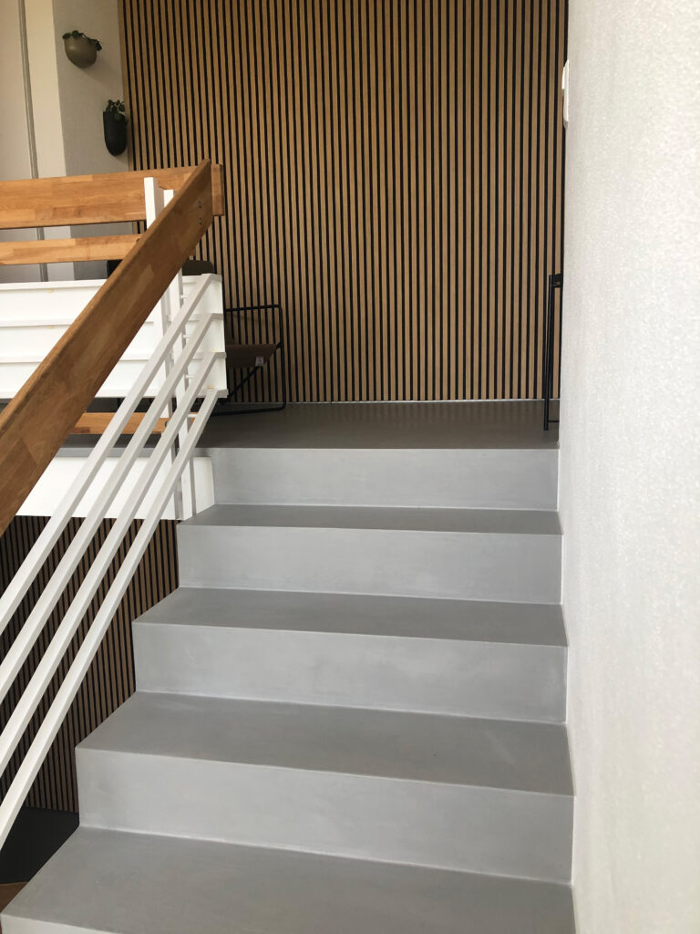 Trap afgewerkt met Cemcolori Basis