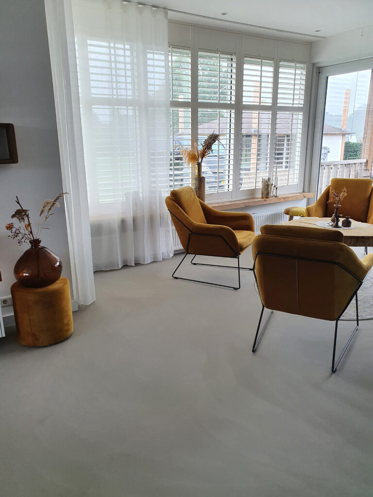 Woonkamer afgewerkt met Cemcolori LavaPox