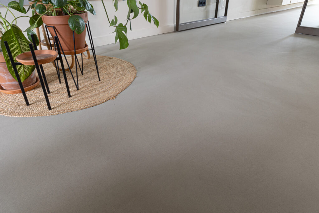 Woonkamer afgewerkt met Cemcolori LavaPox