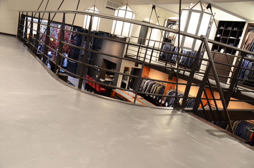 Showroom afgewerkt met Cemcolori Rough