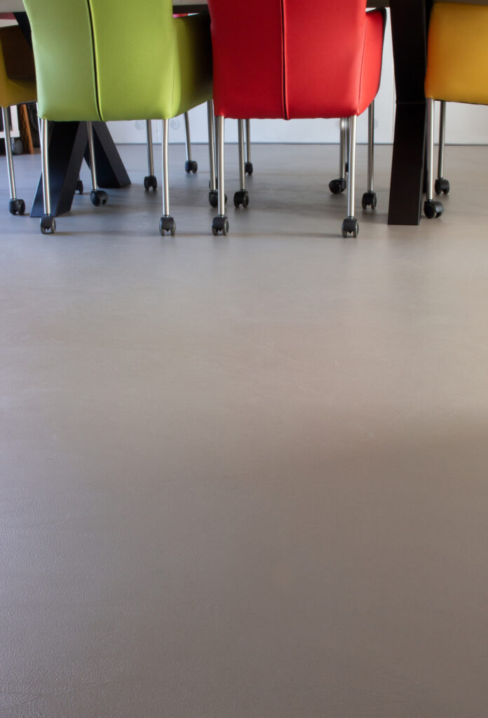 Woonkamer afgewerkt met Cemcolori Rough